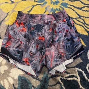 Lululemon Hotty Hot HR Lined Short 4"
Atmospheric Purple Multi/Navy
Size 6